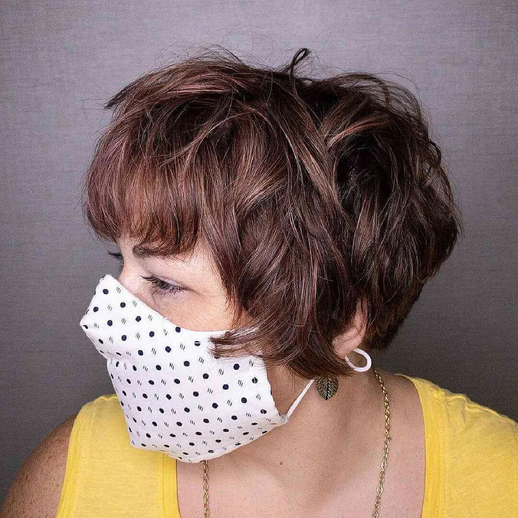 두꺼운 모발을 위한 부드러운 하이라이트가 있는 Shaggy Pixie' title=