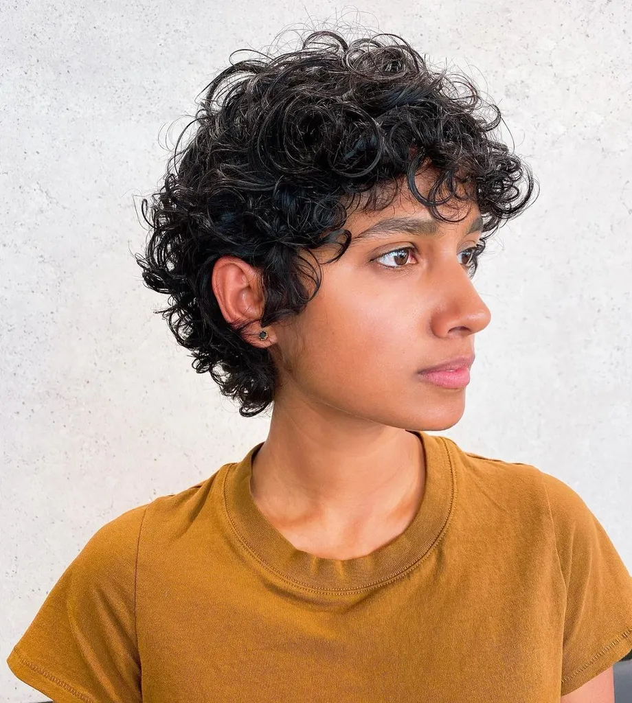 앞머리가 있는 곱슬 픽시 이발' title=