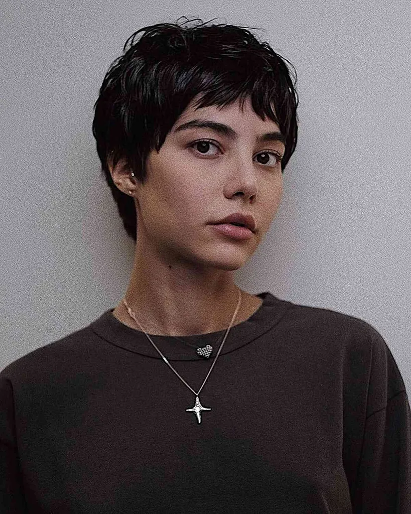 고르지 못한 앞머리가 있는 매우 귀여운 픽시 컷' title=