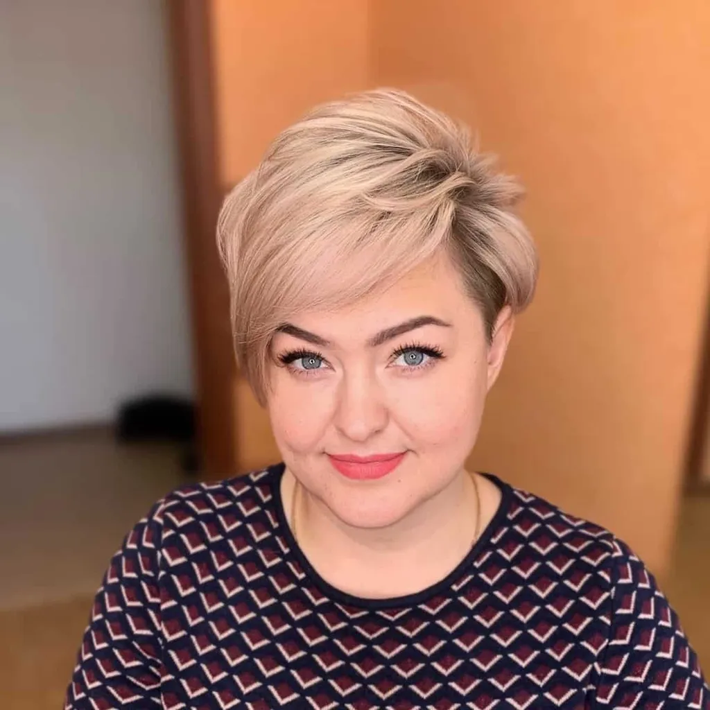 픽시 컷의 사이드 스윕 앞머리' title=