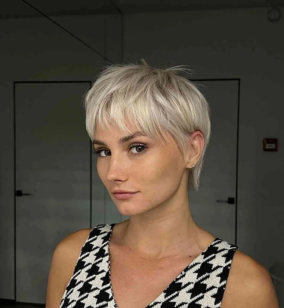 Hellblonder, kurzer Damen-Pixie mit Fransen' title=