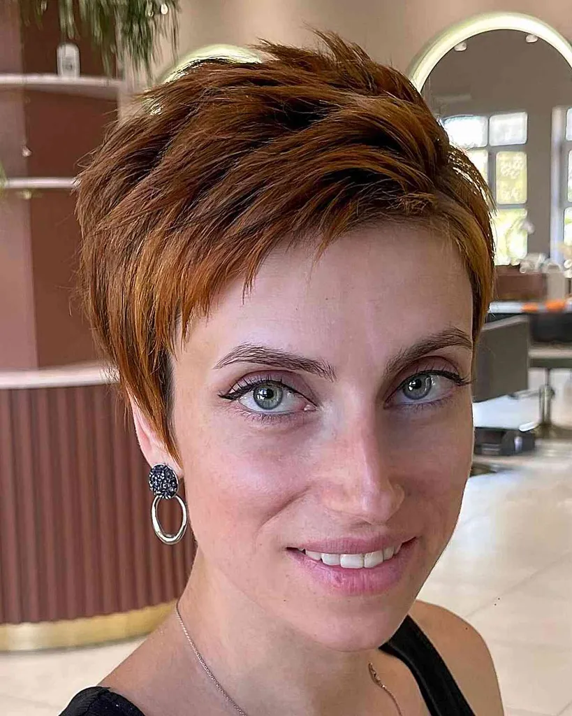 Choppy Dark Copper Swept Pixie Cut para niñas con cabello corto' title=