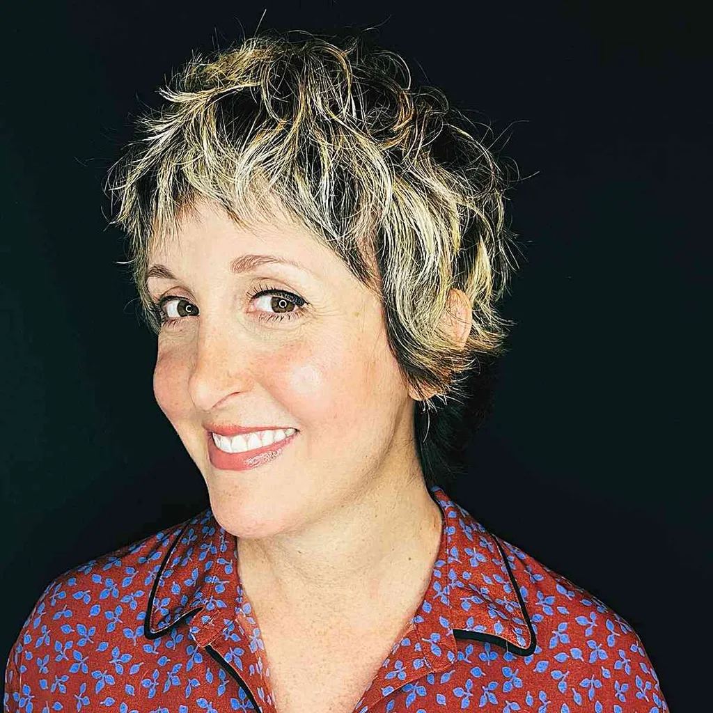 Corte Pixie entrecortado estilo dedo para mujeres con cabello corto y una personalidad audaz' title=