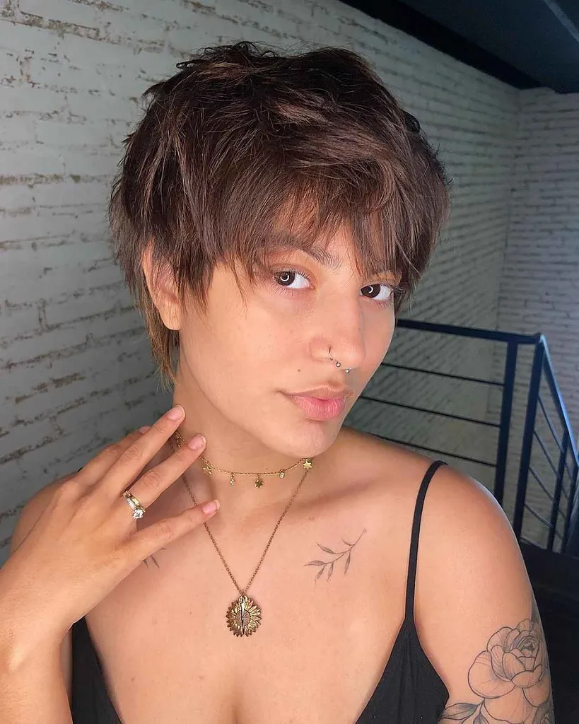 Duendecillo entrecortado juvenil con flecos' title=