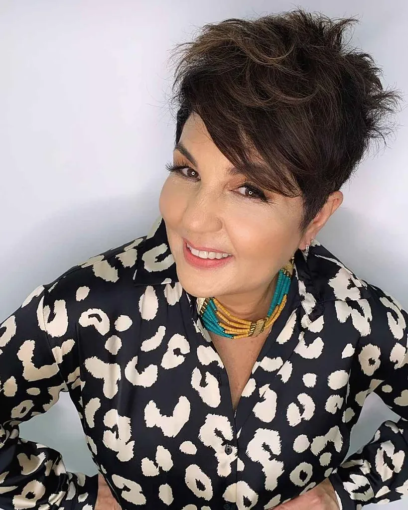 Duendecillo de plumas color chocolate con flequillo lateral' title=