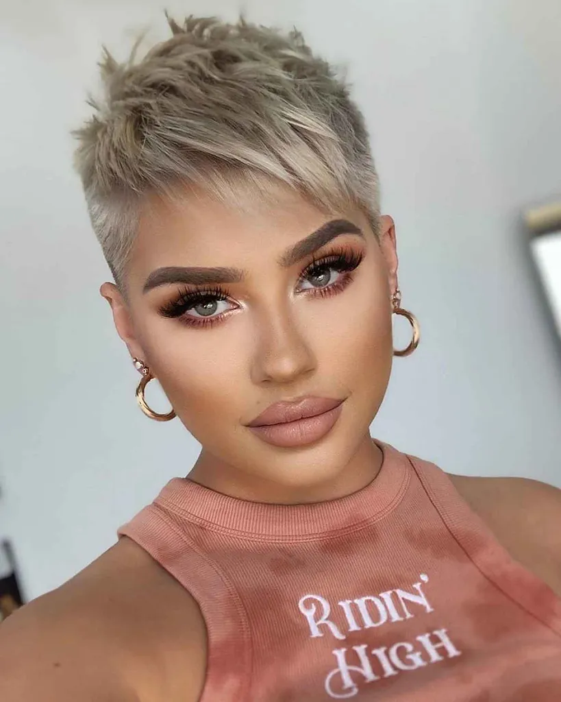 Duendecillo puntiagudo platino con flequillo entrecortado' title=