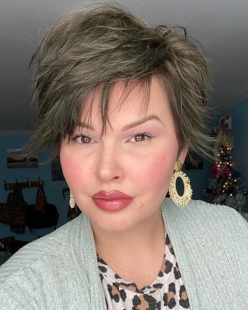 פיקסי מנוצה עם קצוות מלוכלכים' title=