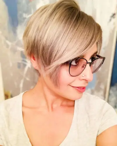 The classic pixie cut for women with glasses and thin hair