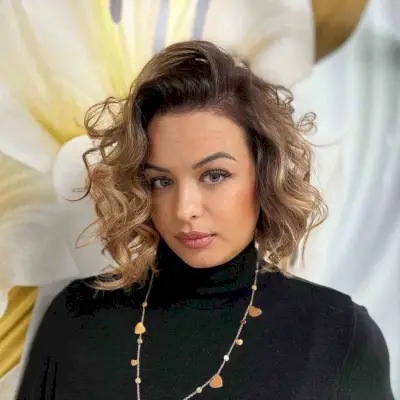 Cute Short Cut for Curly Hair and a Round Face