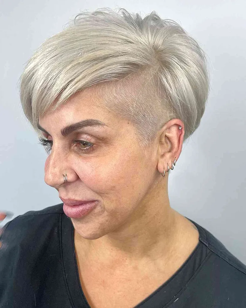 Blekt blond Pixie Undercut på kvinnor över 50' title=