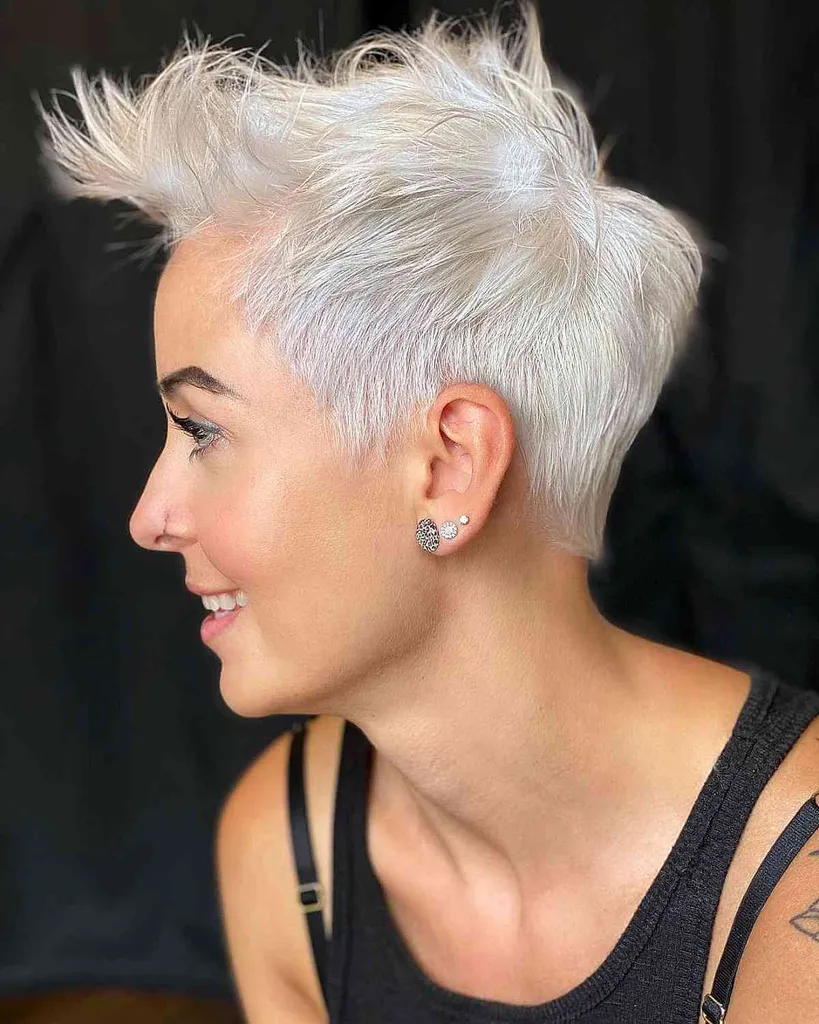 Edgy Short Pixie Crop med en platinafärg' title=