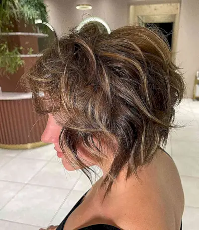 Short and Messy Wavy Bobbed Hair with Highlights