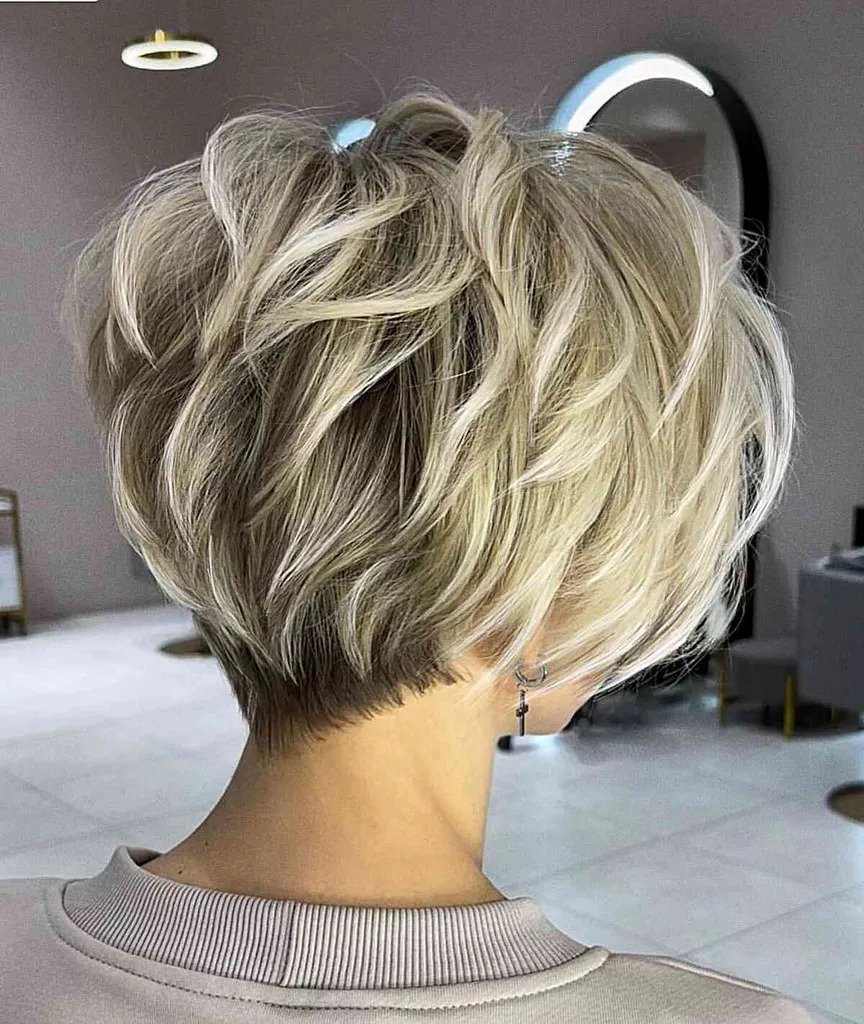 Pixie Bob curto e grosso com camadas visíveis para mulheres com cabelo loiro curto' title=