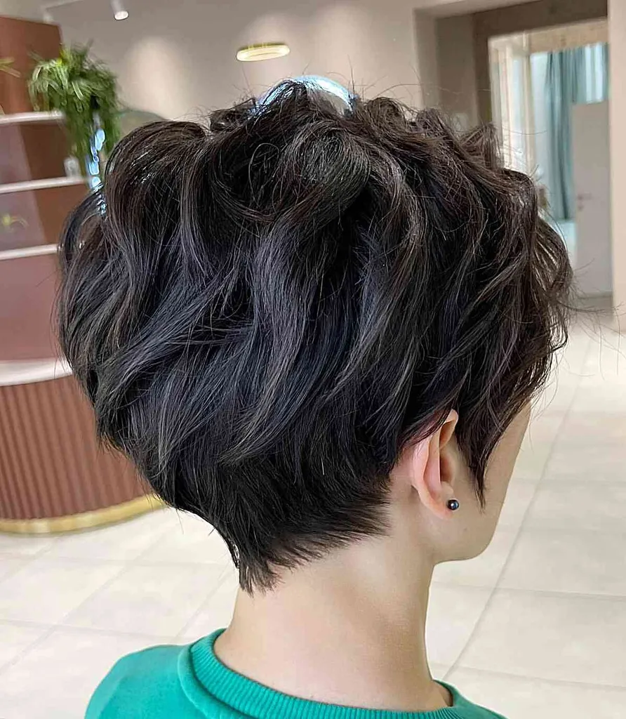 Jet Black Thick Pixie Bob com camadas para mulheres com cabelo curto' title=