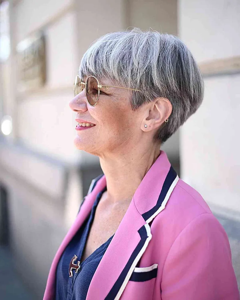 Corte de cabelo chique Pixie-Bowl para mulheres mais velhas de cabelos grossos e óculos' title=