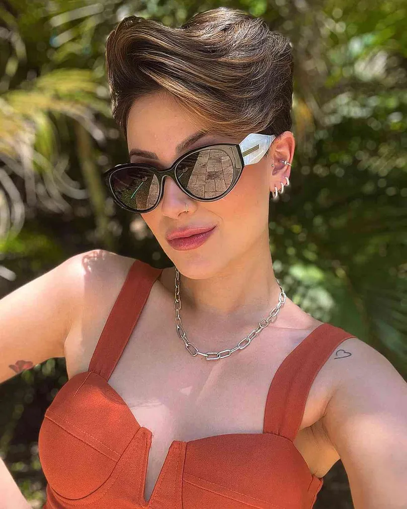 Pixie grossa morena varrida lateralmente' title=