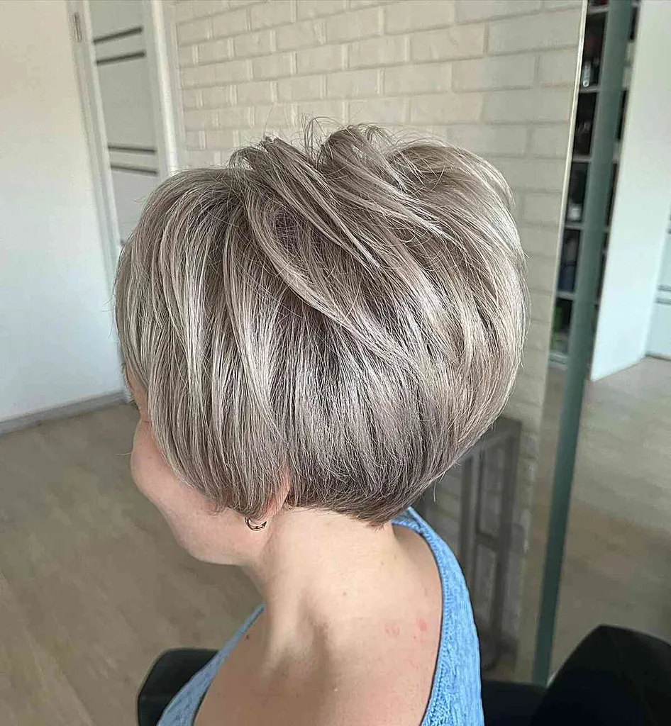 Cabelo pixie cortado grosso e com camadas em pedaços' title=