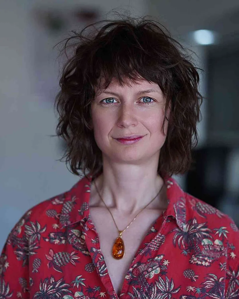 שכבות קצרות גליות ועבות מעורפלות ופוני לפנים מרובעות' title=