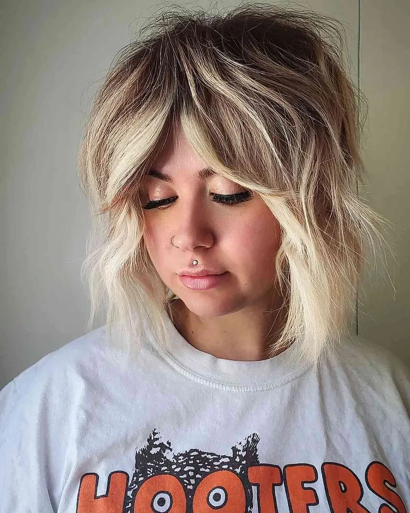 גזרת גלי שאגי באורך צוואר עם פוני וילון לשיער עבה' title=