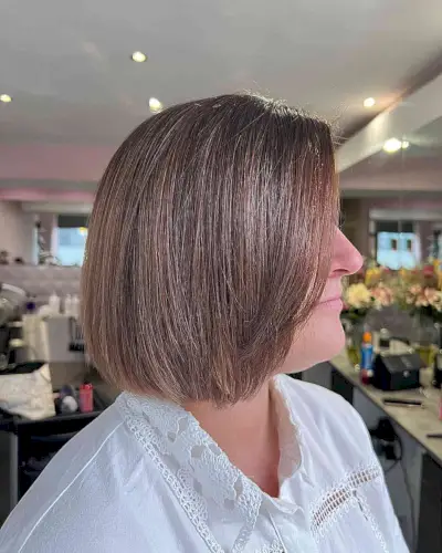 Light Reddish Brown on Medium Bob
