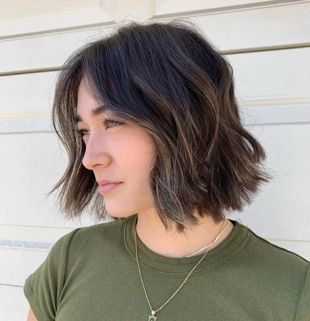 짧고 질감이 있는 고르지 못한 머리카락' title=