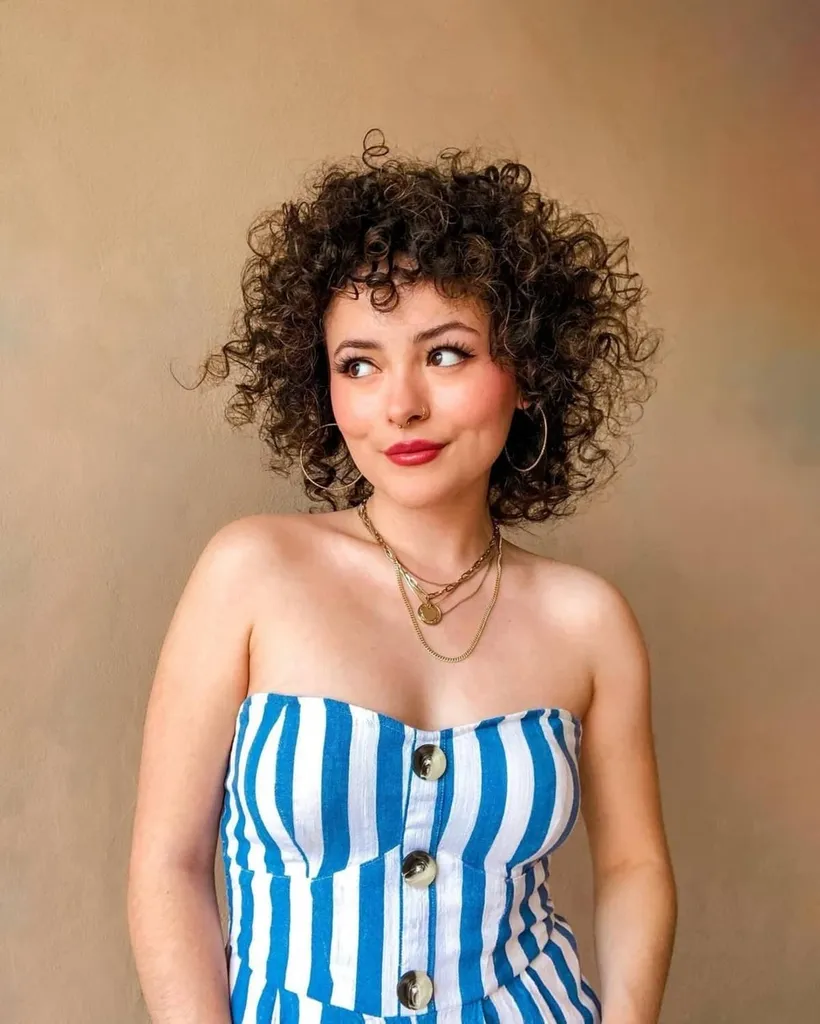 곱슬머리를 위한 사랑스럽고 짧고 고르지 못한 털' title=