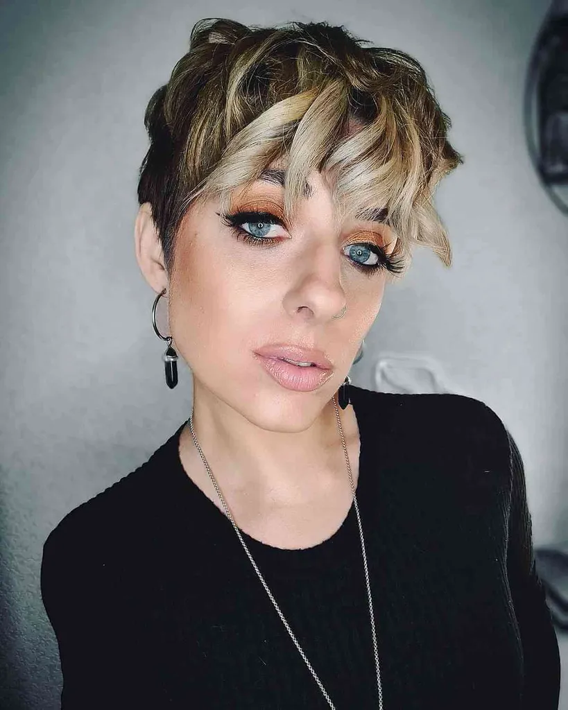 Kratki temni lasje z blond pažki' title=