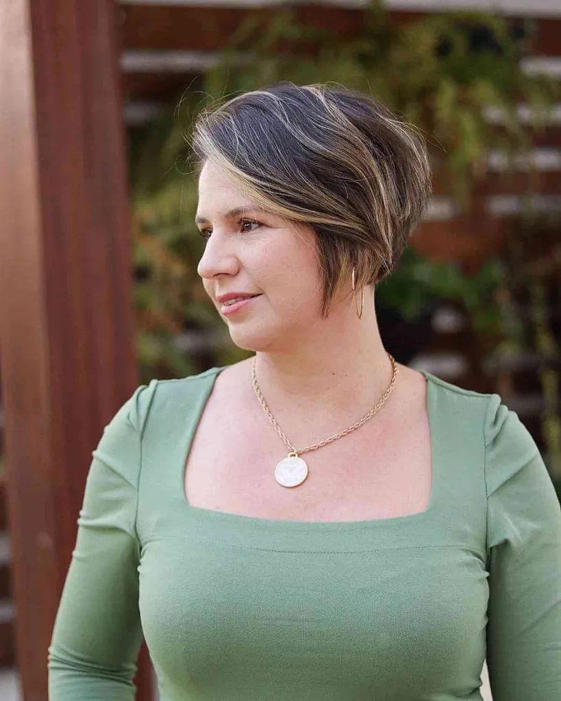 Rjavolaska Dolga Pixie z blond poudarki' title=