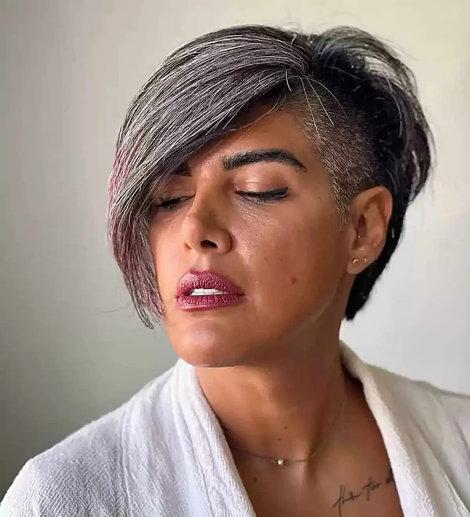 Lang frynser og barbert side på en kort nisse for tykt hår' title=