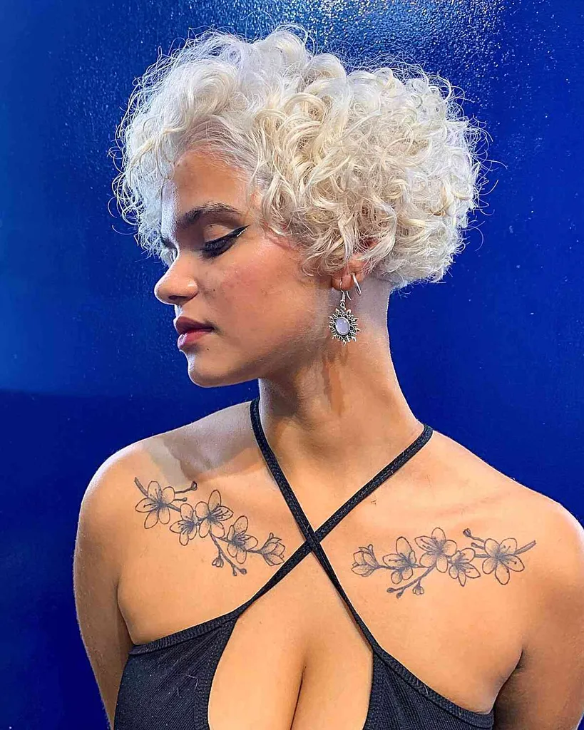 Kinnlange krøller på hvitblondt tykt hår' title=