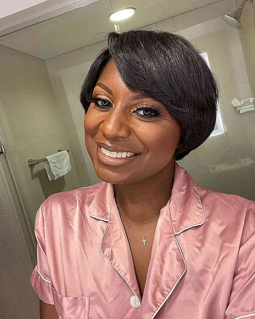 Kort rund avskjæring med sidefrynser for tykkhårede kvinner' title=