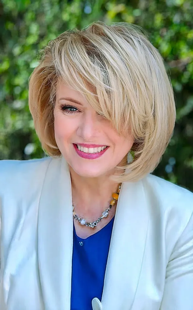 Kort tykk Bob med en dyp sidedel' title=