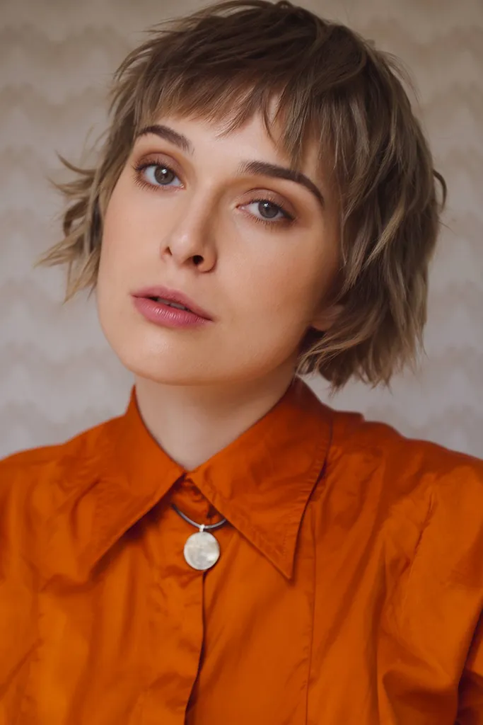 Taglio di capelli shag anni '70 per capelli corti e sottili con strati morbidi' title=