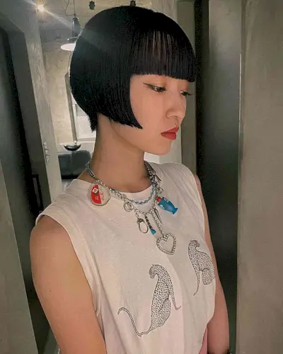Ear-Length Edgy Straight Precision Cut