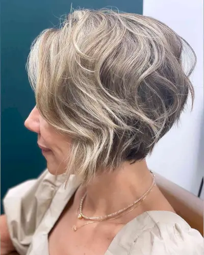 Graduated Bob with Loose Waves for Fluffy Hair