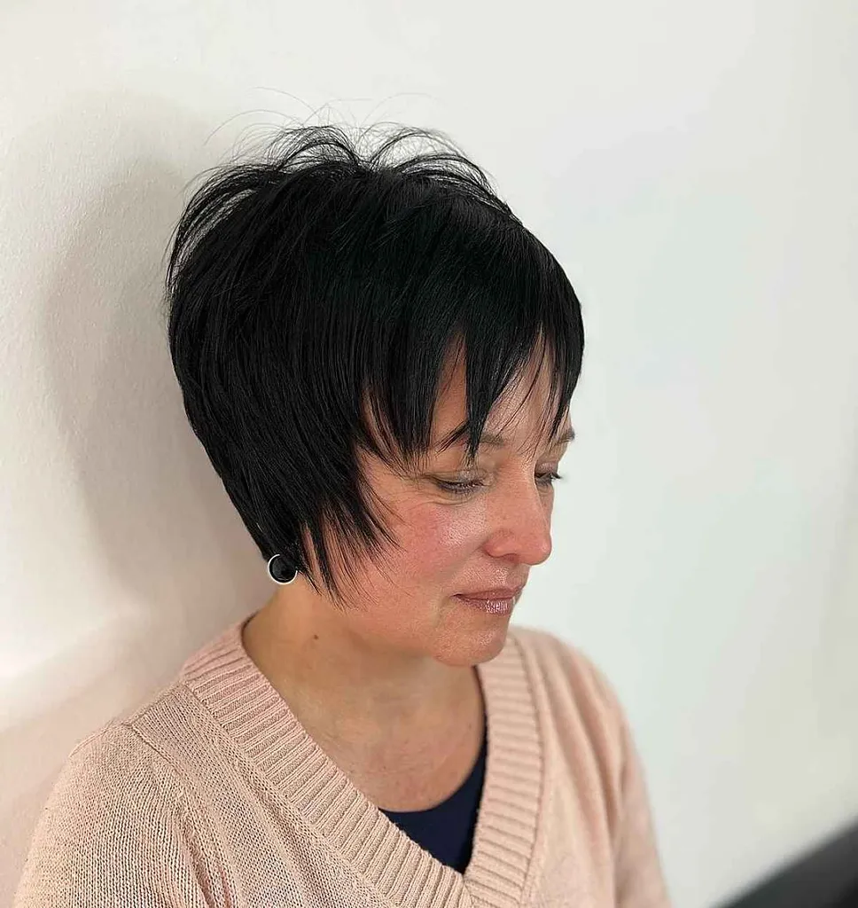 Choppy Pixie til fint sort hår' title=