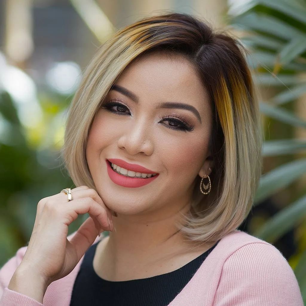 Blonde balayagebob op kaaklengte met donkere wortels en een gladde afwerking voor contrast' title=