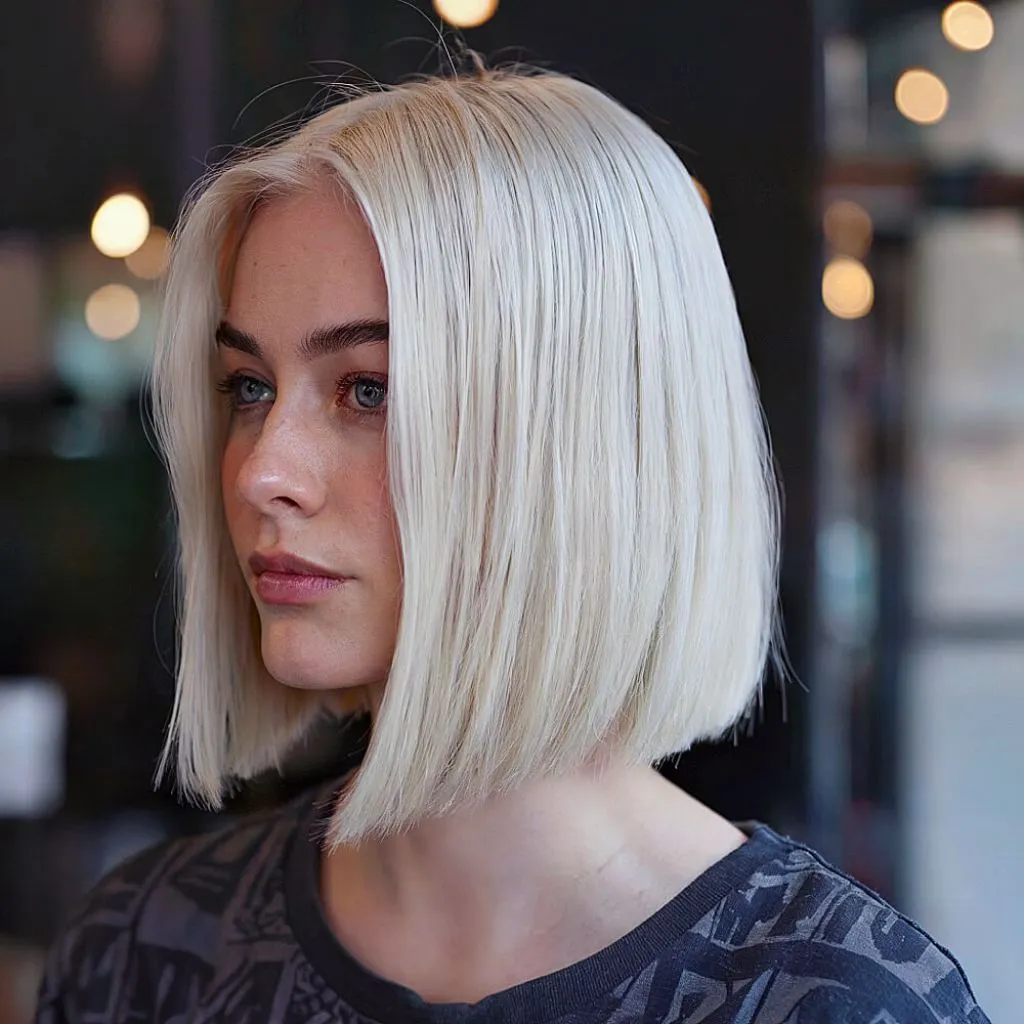 Strakke platinablonde bob met stompe uiteinden voor een moderne ijzige finish' title=