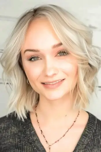 Choppy Waves med Side-Swept Bangs Kort frisure.