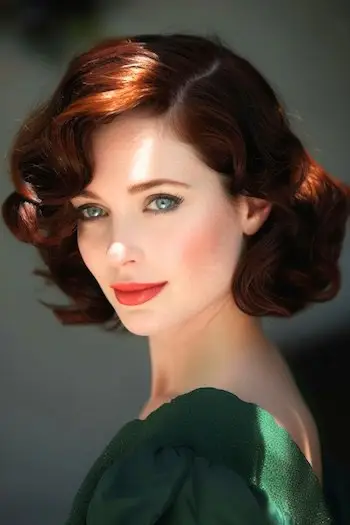 Bob retro stratificat cu bucle voluminoase Tunsoare scurtă stratificată.