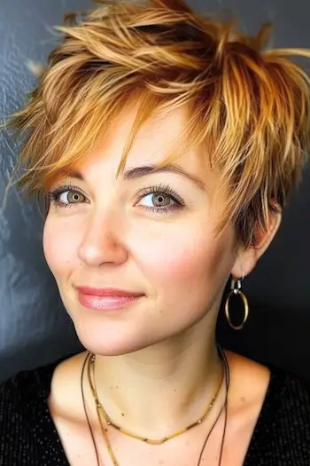 Tuns Pixie Cut tunsoare scurtă stratificată.