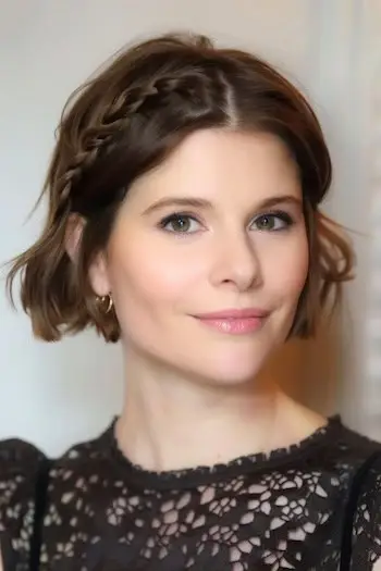 Bob con peinado corto con trenza lateral para cabello grueso.