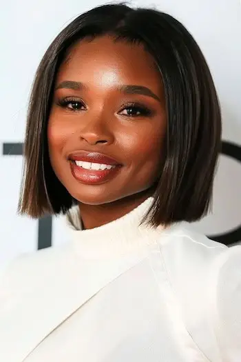 Peinado corto Blunt Bob para cabello grueso.