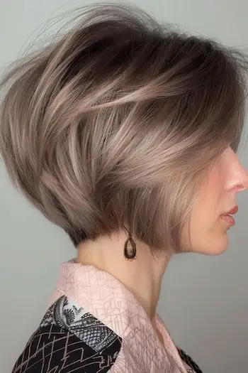 Peinado corto Bob en capas redondeadas y entrecortadas para cabello grueso.