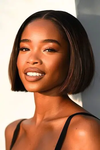 Peinado corto Bob hasta la barbilla para cabello grueso.