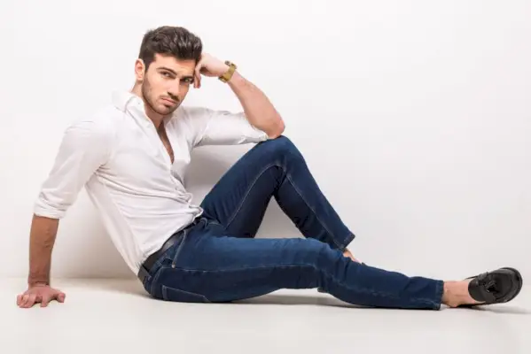 Mann i Buttondown-skjorte og jeans