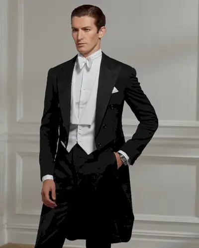 En frakk er kanskje den mest fremtredende delen i hvit slips.