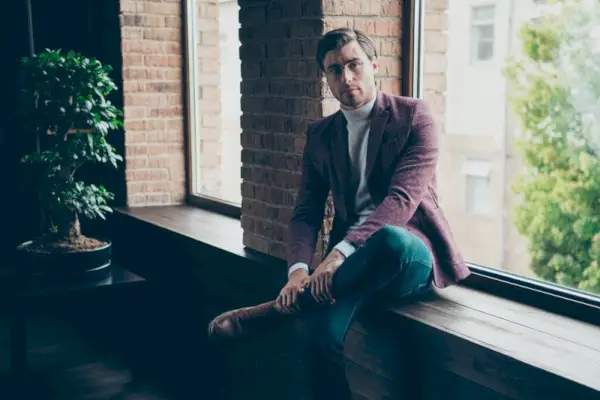 Homme Portant Un Manteau De Sport Et Un Col Roulé