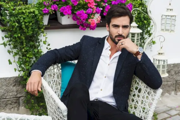 Homme En Manteau De Sport Chemise Boutonnée Blanche