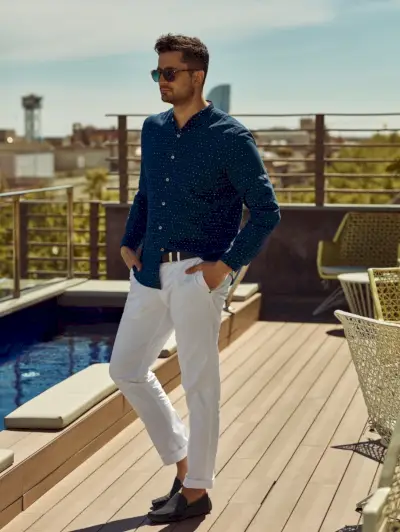 Är du osäker på om du ska stoppa i dig tröjan eller inte? Varför då inte trotsa konventionen och välja en fashionabel halvt tucked button-down som låter dig uppleva det bästa av två världar?